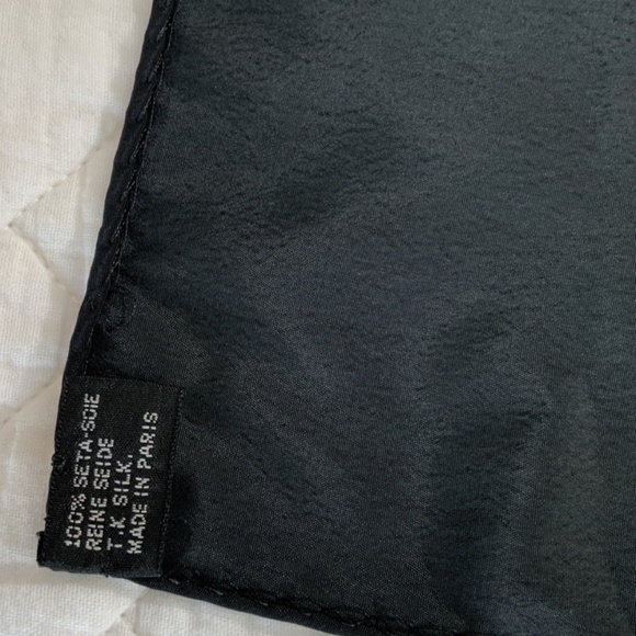 Vintage Chanel Silk Scarf with Interlocking CC Logo - Made in Paris (B103) - Picture 4 of 4